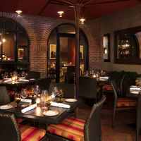 romantic eatery featuring Italian classics